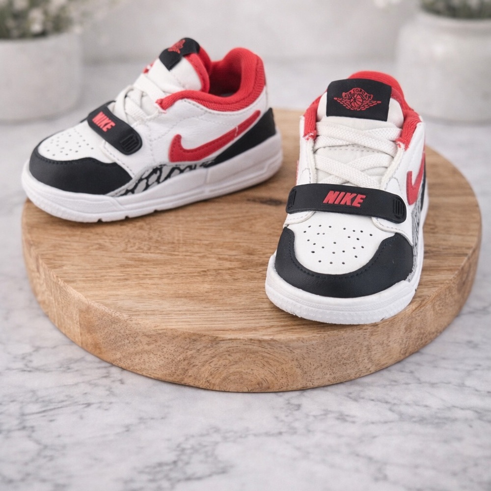 Nike Kids Low-Top Sneakers in White, Black & Red